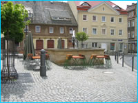 Im Zuge des Ausbaus der S 56 / S 97 in Pulsnitz, (OD Pulsnitz) musste der historische Stadtbrunnen am Julius-Khn-Platz umgesetzt werden.